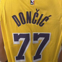 Luka Doncic LA Lakers Jersey!! Sizes (XL  - XXL) 🏀 🏀 