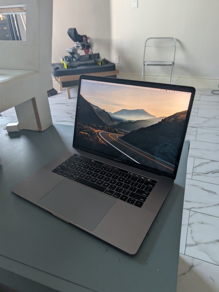 2016 MacBook Pro 16 GB RAM 1 TB SSD
