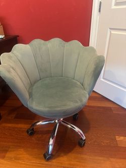 Shell accent chair