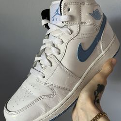Air Jordan 1 Retro Mid GS ‘Legend Blue’