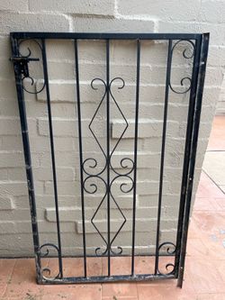 Metal gate with hinge