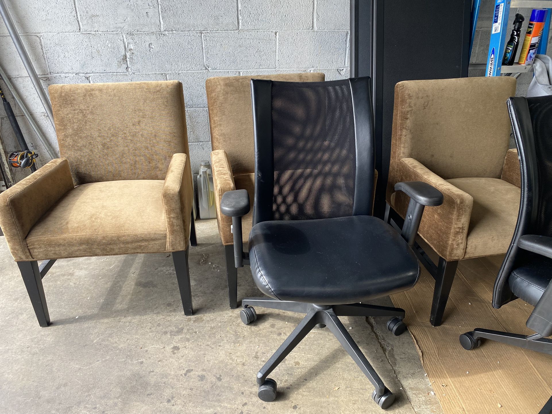 Camas. Y Muebles. Sillas De Es Criterio$45.