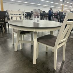 Beautiful farmhouse rustic wooden dining table set with 4 Chairs. Comedor 5 Piesas 