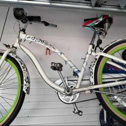 Electra Blanc et Noir 3i womens step through cruiser bike