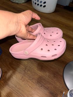 Size 8 W crocs