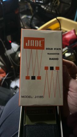 Jade Solid State Transistor Radio J-1185
