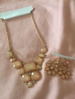 Pretty light peach necklace & earrings set