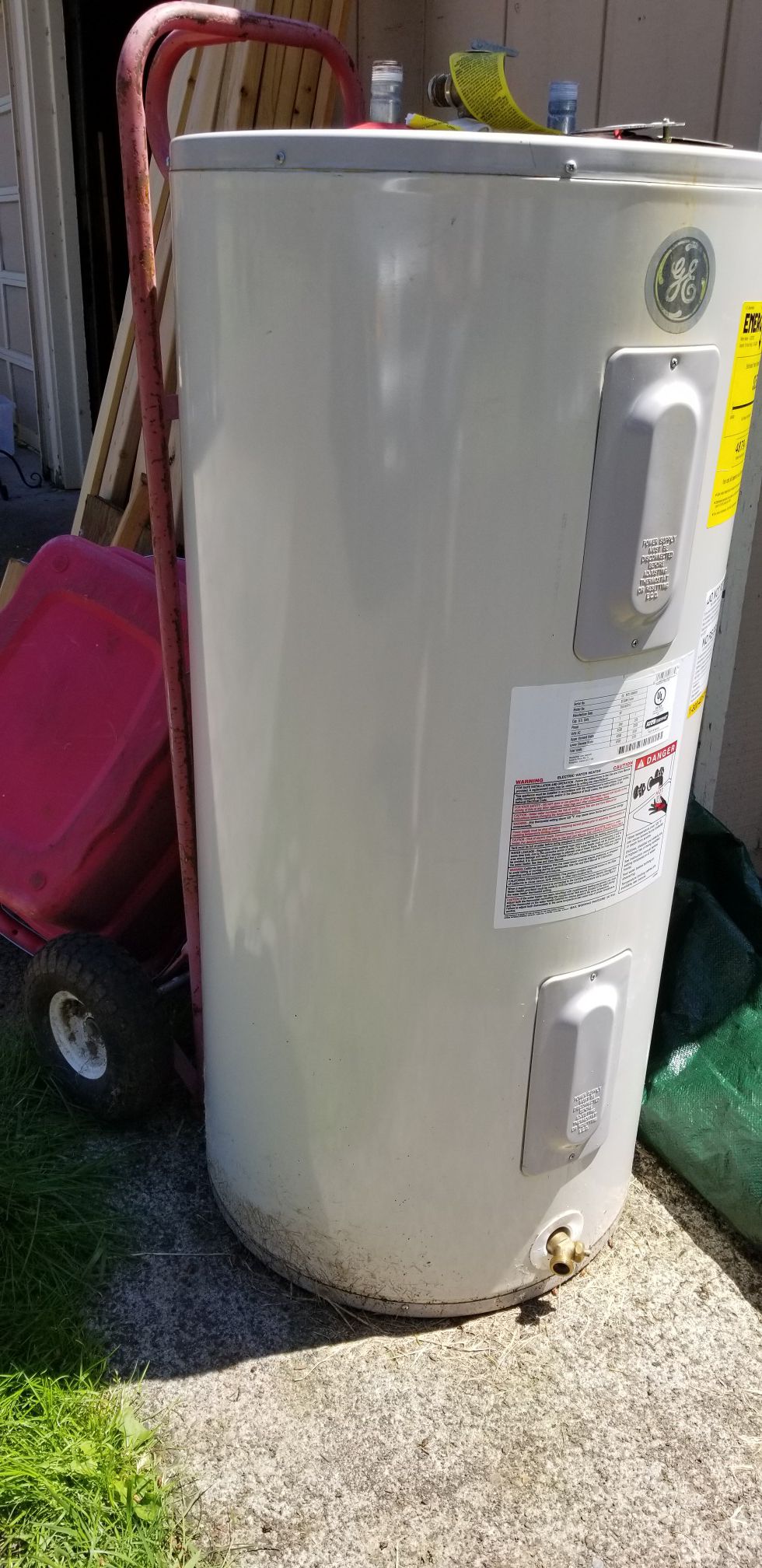 GE water heater.. it works fine just needed a bigger one.