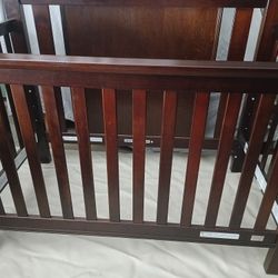 Wood crib/ Sturdy/ Nice Taken Care Of