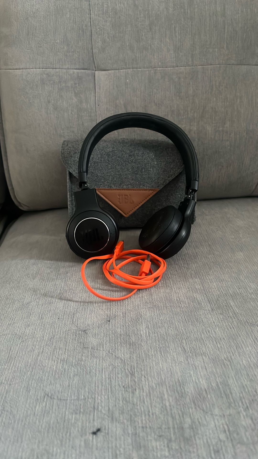 JBL Bluetooth Headphones with Case And Charger Cord
