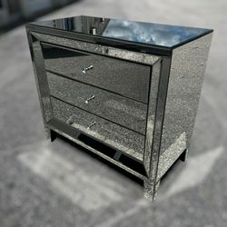 Modern 3 Drawer Glass Mirrored Bedroom End Table Night Stand Chest! Good condition! 32x16x28.5in