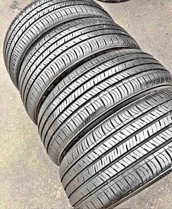 215/60/17 Hankook 📍📍 Vendo un set de llantas con 80% de vida las 4 📍🌟