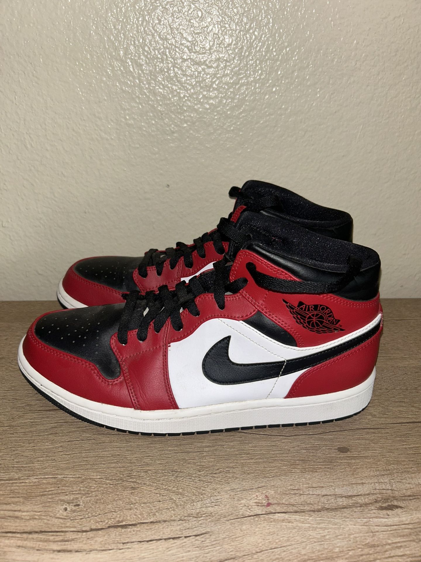 Jordan 1 Mid Chicago Black Toe