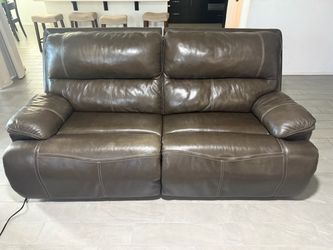Power Reclining Sofa w/ USB – Excellent Condition