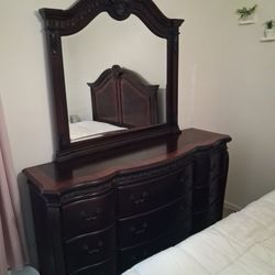 4 Piece Queen Bedroom Like New Mahogany 