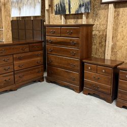 Beautiful Vaughan Bassett 5 Piece Dresser Set With Mirror - Delivery Available!
