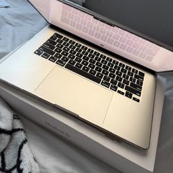 Apple MacBook Air 15” (2024) – M3 Chip – 16GB RAM – 256GB SSD – Starlight