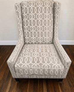 Modern Accent Chair w/ Nailhead Trim ✨
Very clean and comfortable accent chair with a modern pattern and nailhead trim detail. Neutral colors make it