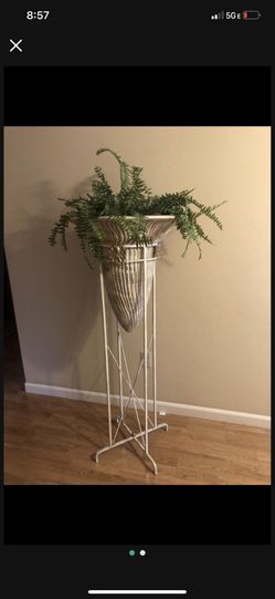 Beautiful vase with artificial flowers. Excellent condition.