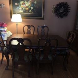 Formal Dinning Room With 6 Chairs