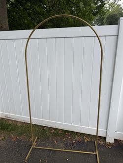 6 foot gold arch for parties make an amazing backdrop for pictures at an party