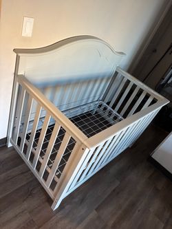 White Wood Baby Crib with Curved Headboard