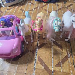 Caballitos de niña y muñecas barbies con accessorios en excelente condiciones