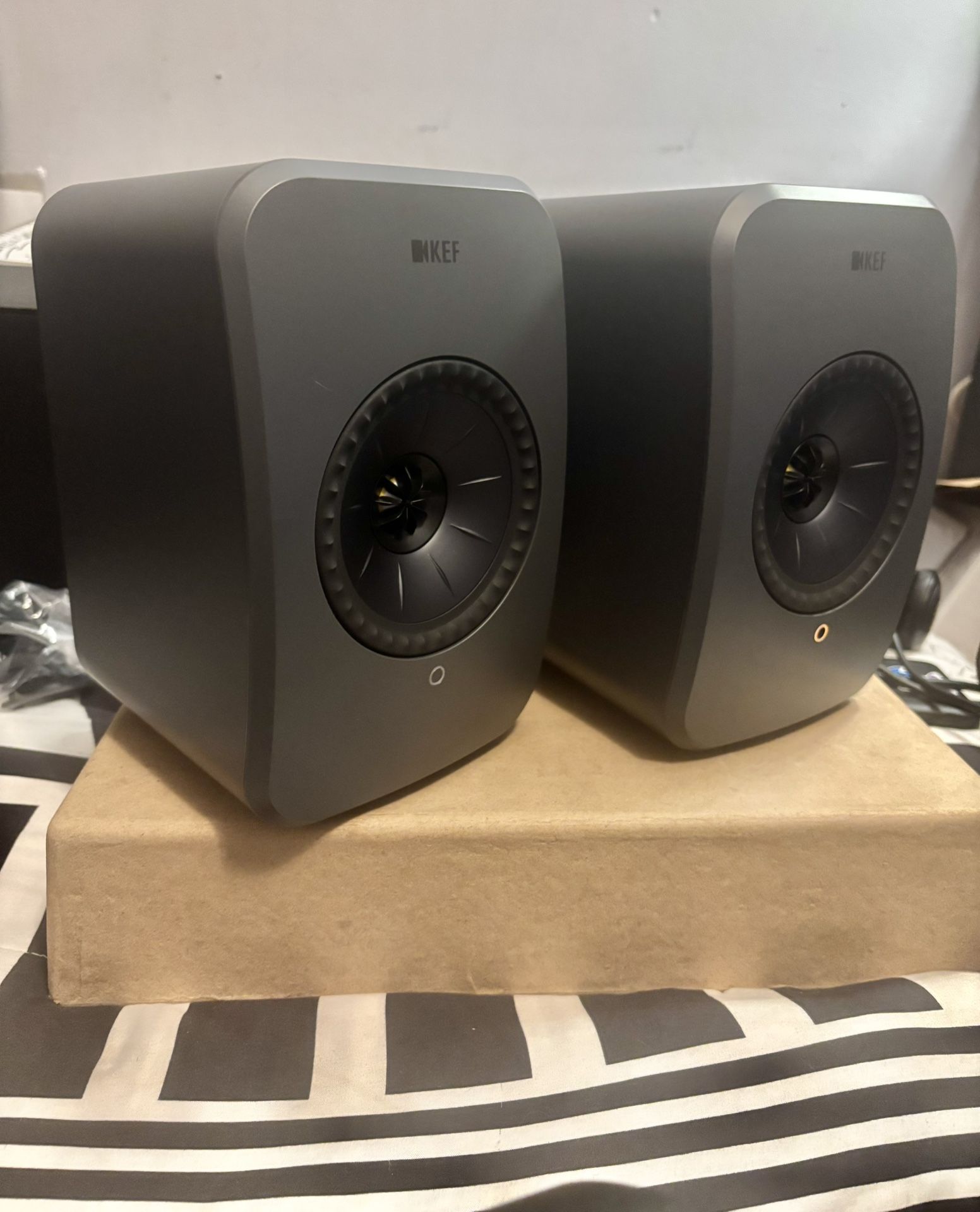 KEF LSX II LT Wireless Bookshelf Speakers β Hi-Res Audio, Uni-Q Driver Array, 200W Amplification