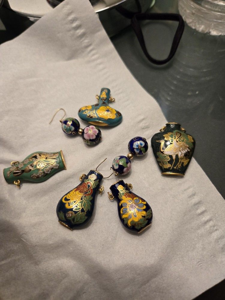 Beautiful vintage cloissaw pendant earns