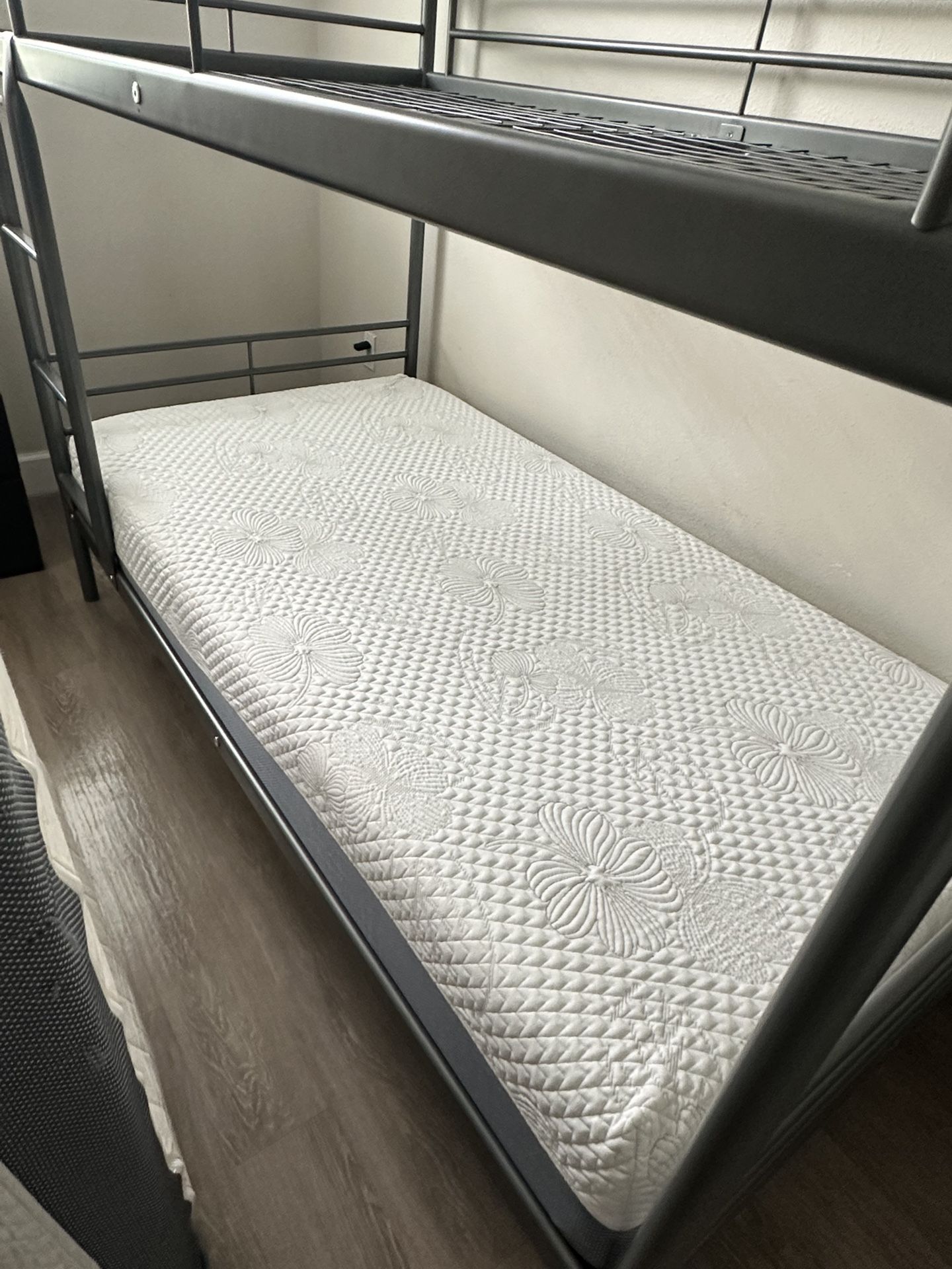 Bunk beds with mattress