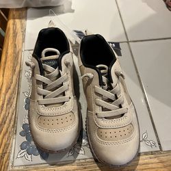 Oshkosh size 9 casual toddler shoes