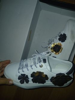 Karl lagerfeld sneakers size 7.5 can also fit size 7