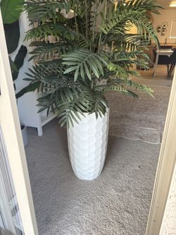 6’ Artificial Tree With Large White Hexagon Base