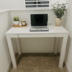 White Modern Desk with Drawers – Great Condition