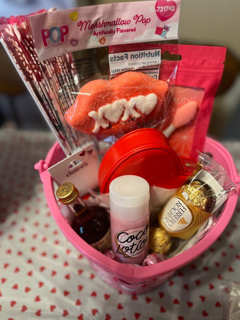 Valentine Gifts Basket For her 