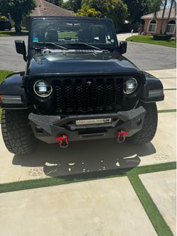 New front bumper for jeep