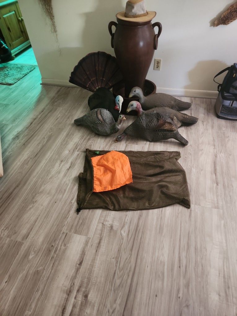 5 Turkey Decoys and Bag