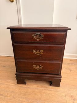 Small antique dresser (FREE)