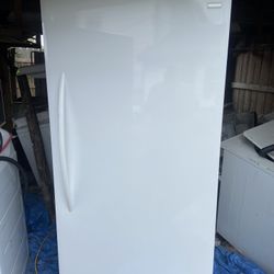 GIGANIC 21 cu ft Frigidaire UPRIGHT FREEZER  ,FANTASTIC CONDITION, ITS NOT TO OLD. RUNS & LOOKS LIKE A BRAND NEW ONE! 