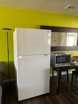 Samsung White Top-Freezer Refrigerator