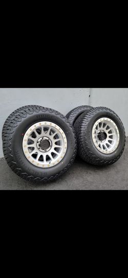 17" LOCK Yosemite rims w/ 33" RT tires