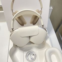 AirPods Max In Starlight With Smart Case