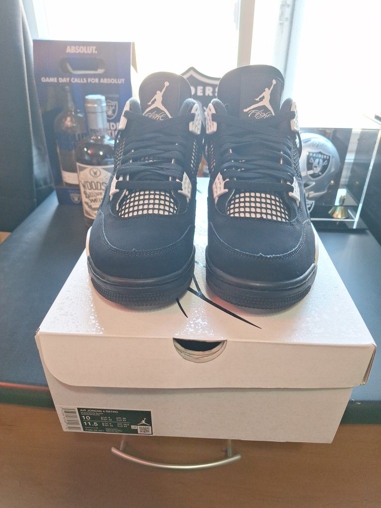 New Air Jordan 4  White Thunder Size 10