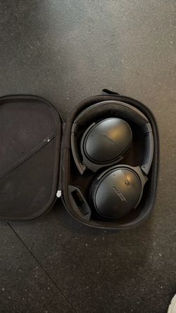 Bose QC35 Over-Ear noise canceling Headphones with Case