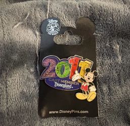 Disneyland Resort 2011- Cast Member Pin
