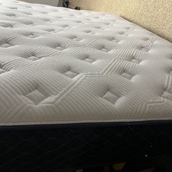 Like New Revive series 4 Queen Mattress - Medium Firmness -$100. 