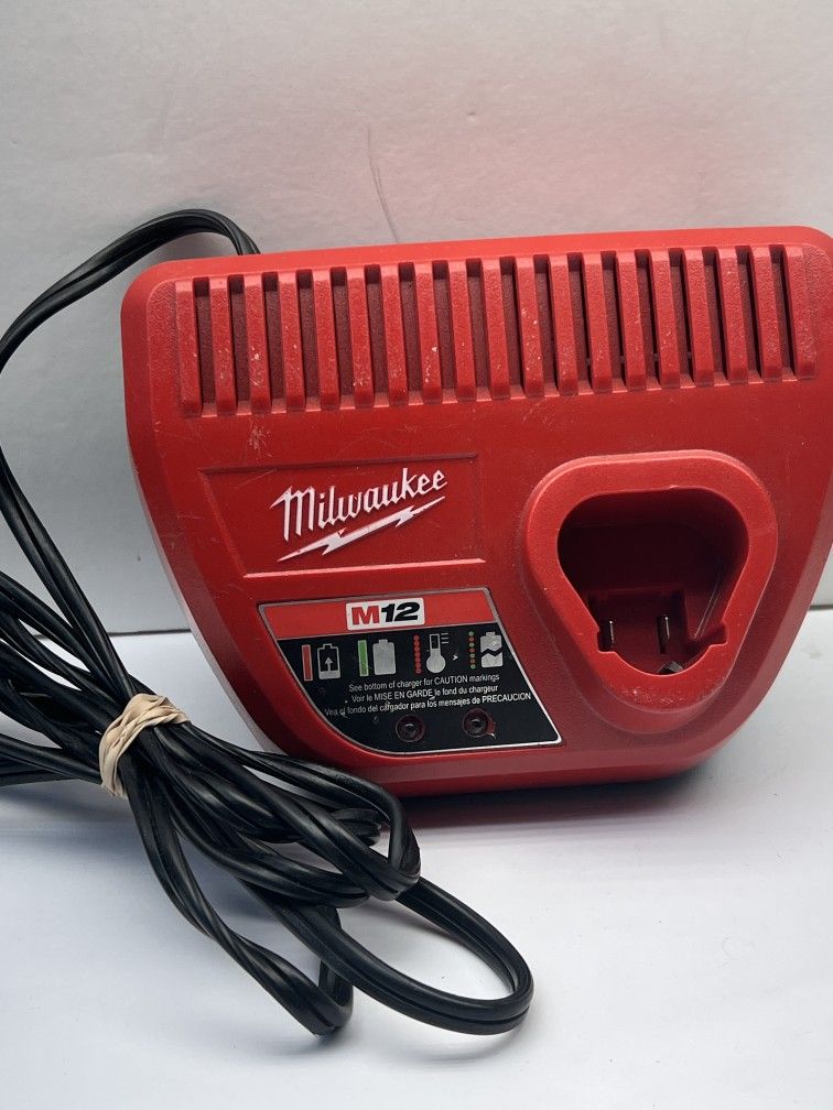Tools Milwakee Charger (2421)