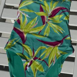 Old navy women’s one piece bathing suit with matching girls one piece.only msg when ready2pick up