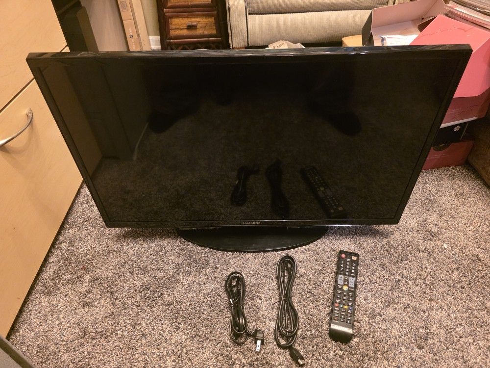 Samsung UN32EH5300 32inch 1080p SMART TV W/cables