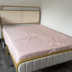 Beautiful Queen Bed Frame & Mattress – Like New